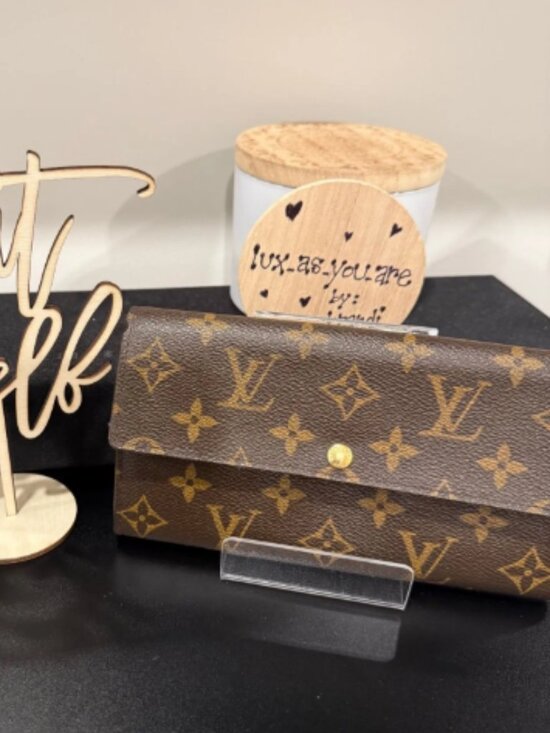 LV004. Louis Vuitton, Monogram Sarah Wallet - Picture 1 of 3